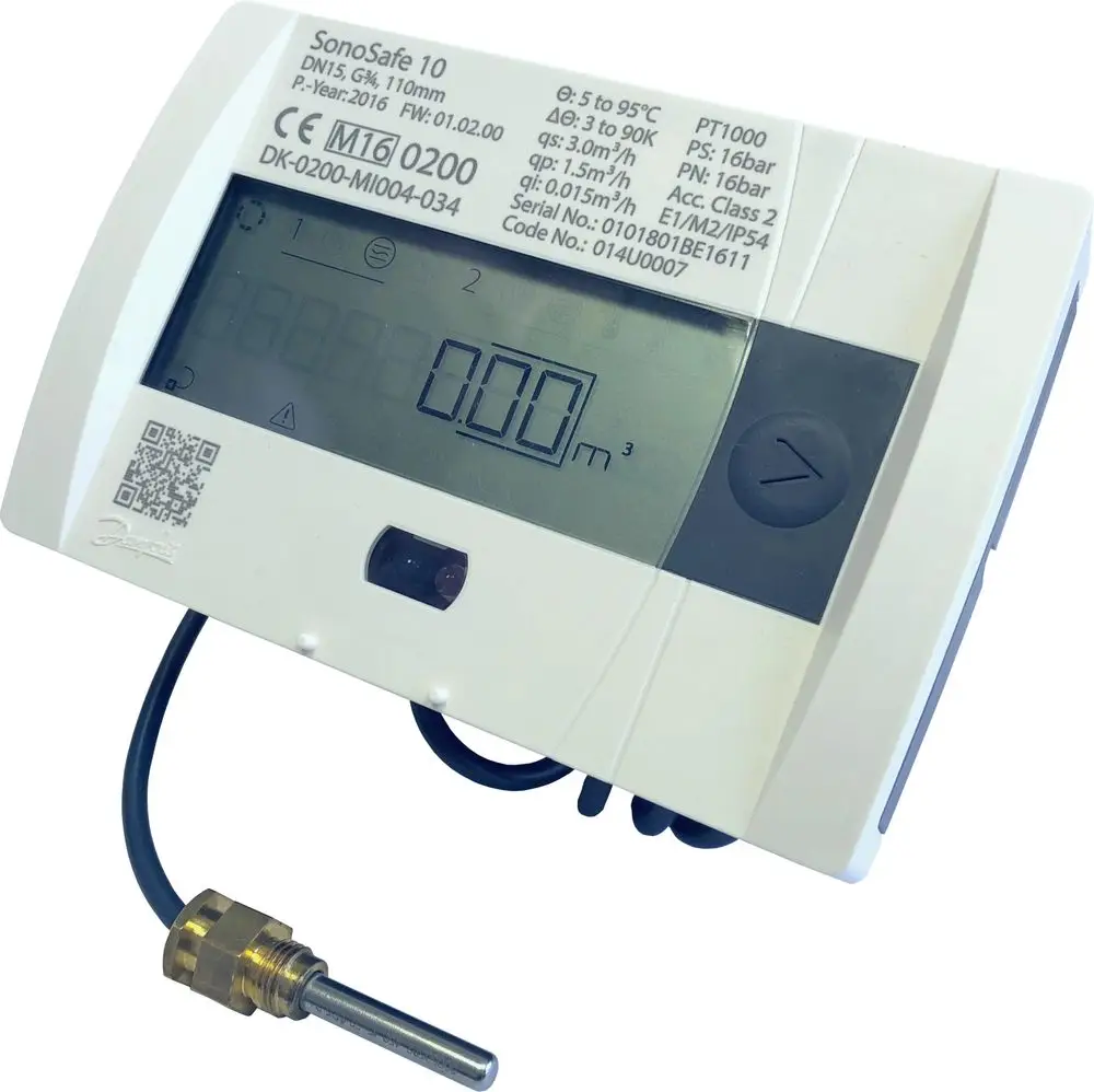Wärmezähler von Danfoss mit digitalem Display, vernetzt, angeschlossen an einen Temperaturfühler. Anzeige für Verbrauch in m³. Gehäuse hat einen QR-Code und technische Angaben.